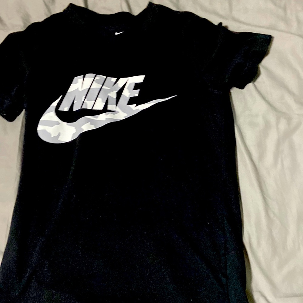 Nike tee medium